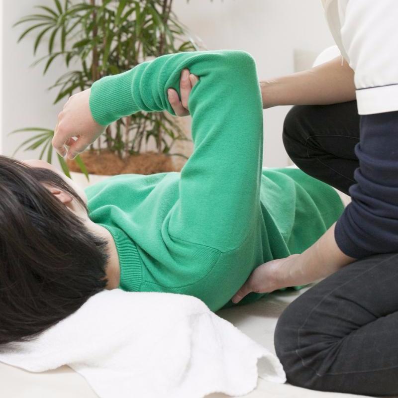 下半身や肩まわりをほぐしていく。