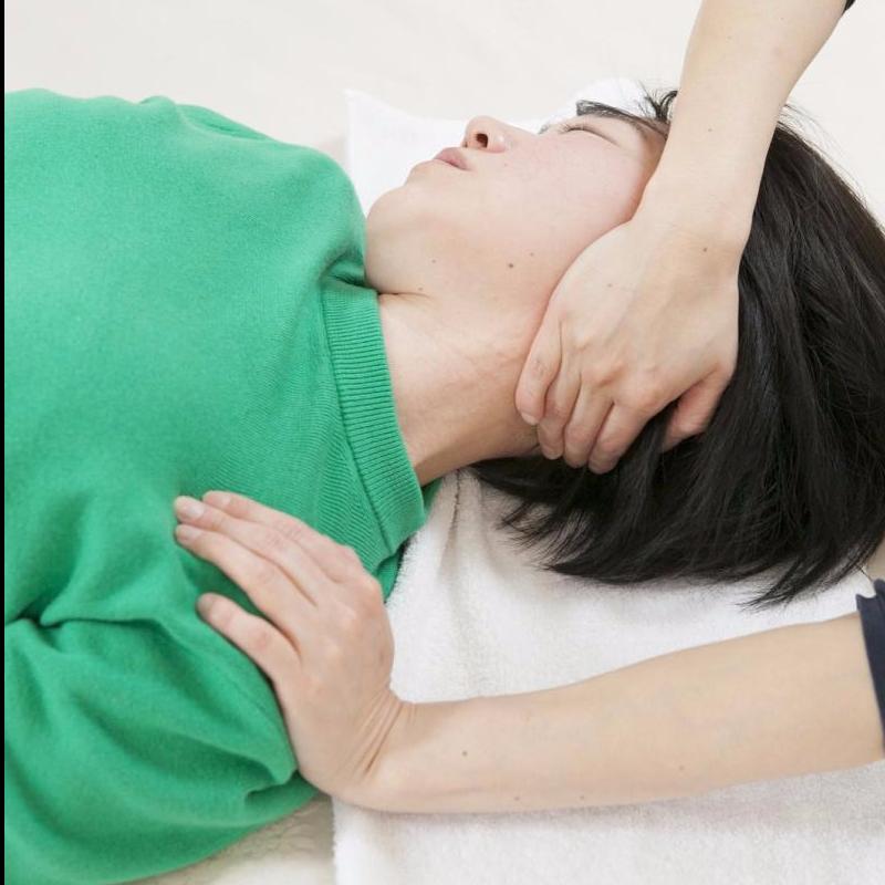 首まわりをほぐしていく