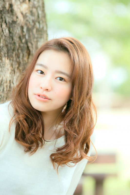 【透明感と女らしさ溢れるミディスタイル】プラチナカラー+カットイメージ1