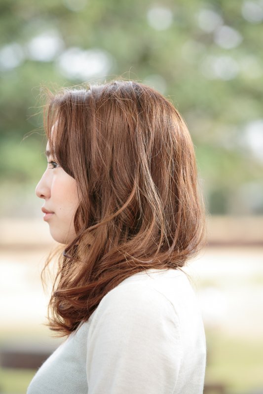 【透明感と女らしさ溢れるミディスタイル】プラチナカラー+カットイメージ1