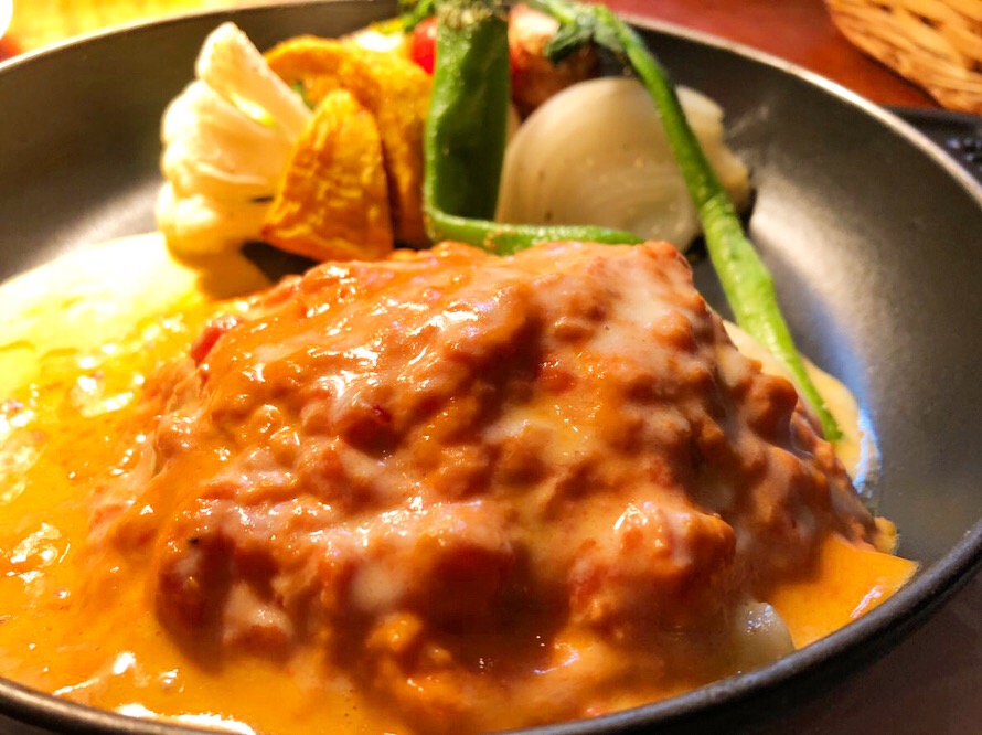 【冬限定♪】濃厚なトマトクリームソースとチーズ風味の冬野菜たっぷり煮込みハンバーグのイメージ